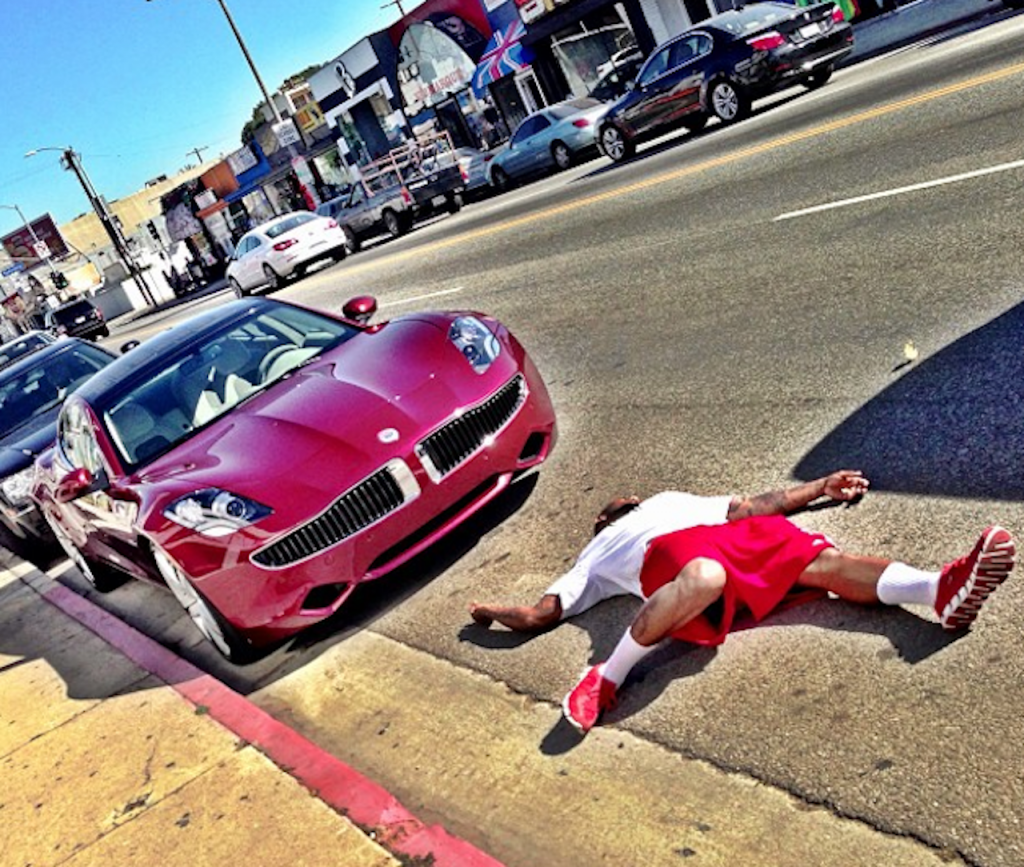 US Rapper "The Game" vor seinem Plug-In Hybridauto Fisker Karma. Bildquelle: The Game /Twitter